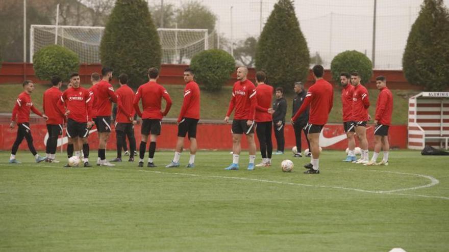 Djuka, en el ecentro, durante el entrenamiento de ayer. | Ángel González