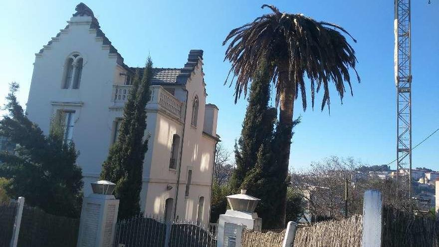 Casa de las Chinchillas y, al lado, su icónica palmera centenaria, totalmente seca.