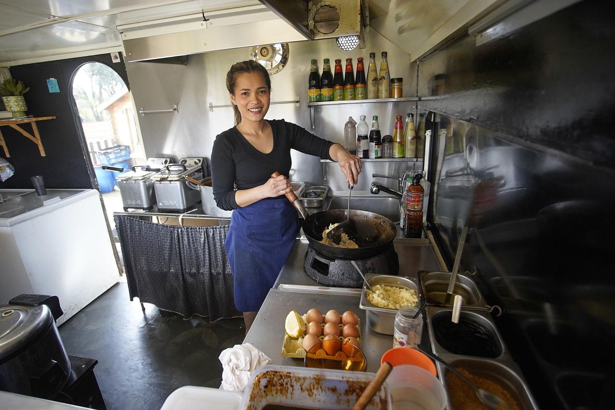 Dao Kaewphet cuinant els plats que tantes vegades havia vist preparar a la seva mare i a la seva àvia.