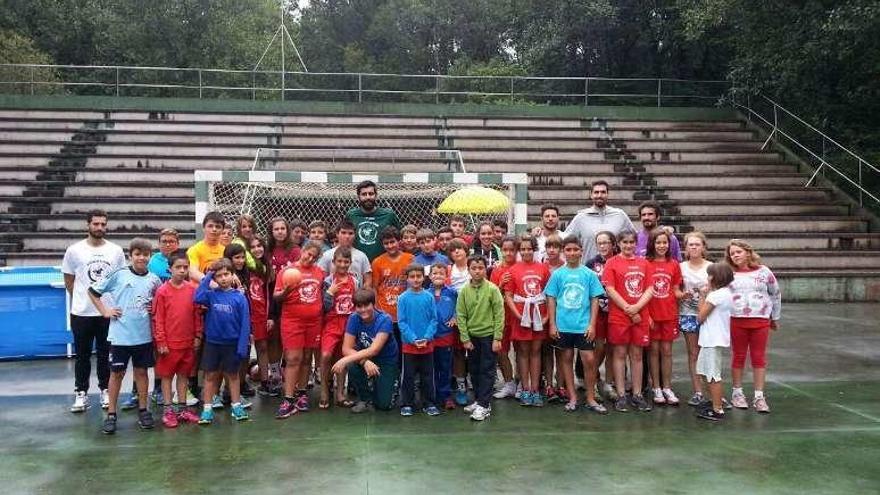 Rodrigo Corrales con monitores y alumnos del campus.