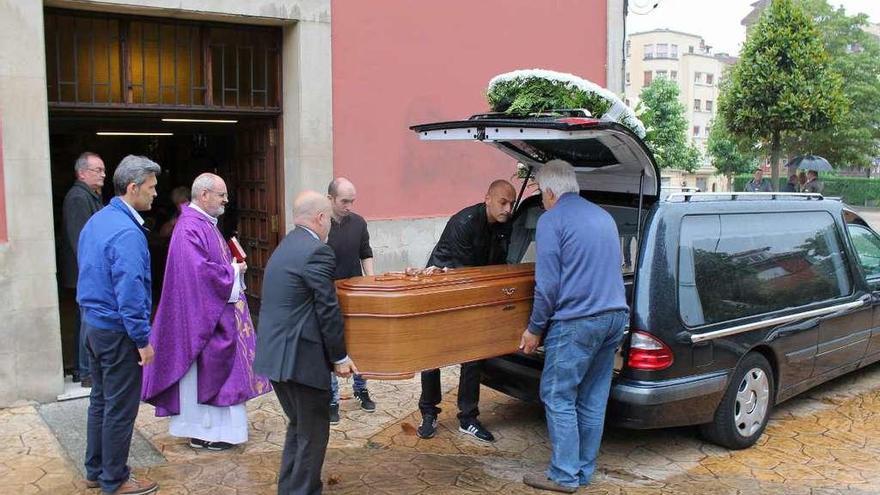 La llegada del féretro a la iglesia de San Francisco Javier de la Tenderina para la celebración del funeral.