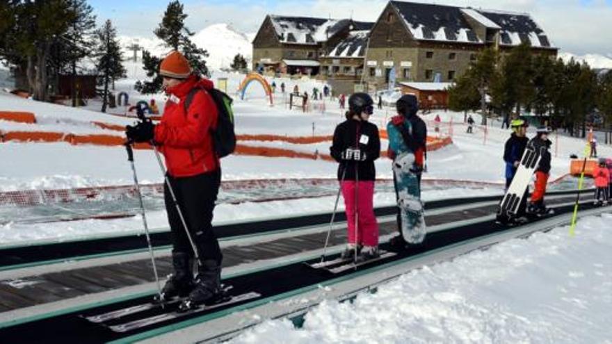 Un grup d&#039;esquiadors pujant per la cinta a l&#039;estació d&#039;esquí de Port Ainé el dia 7 de gener.