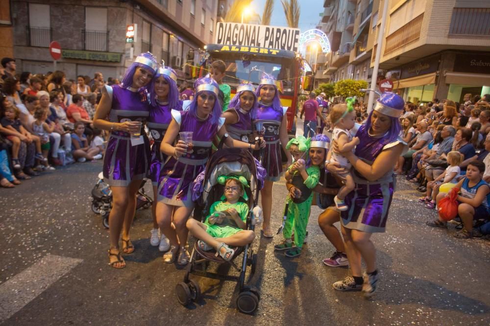 Desfile colorido de las comisiones en Elche