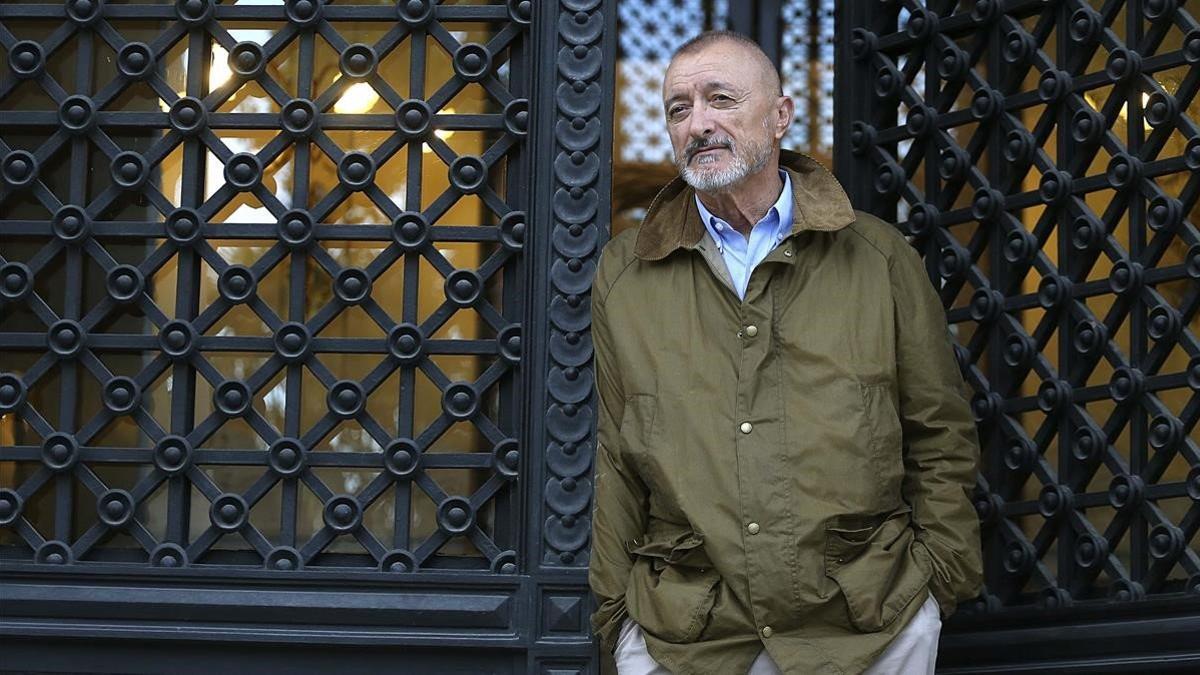 El escritor Arturo Pérez-Reverte, en la sede de la RAE