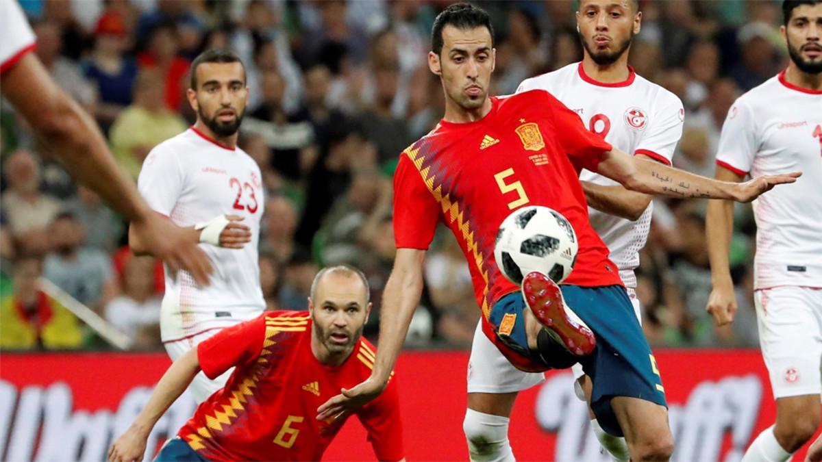 Andrés INiesta y Sergio Busquets durante el amistoso España-Túnez jugado en Krasnodar