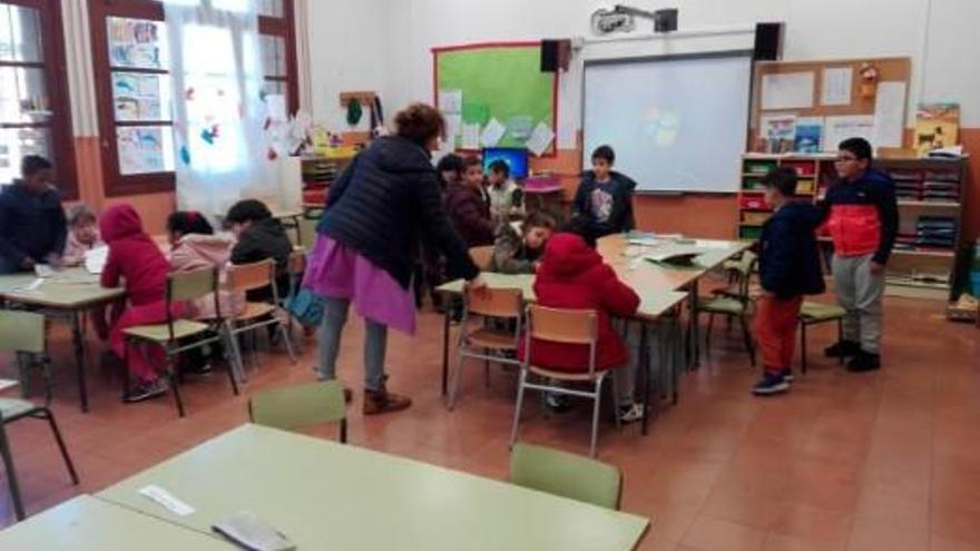 Los niños del colegio de La Soledat, con abrigo en clase.