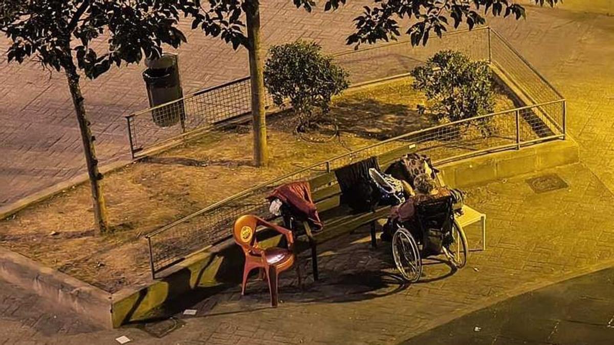 Herminia duerme en su silla de ruedas en el barrio de la Saidia
