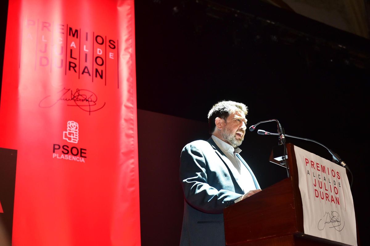 El secretario del PSOE de Plasencia, Alfredo Moreno, se dirige al público.