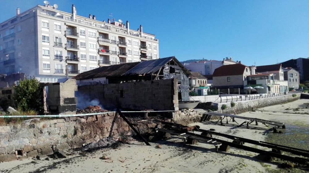 Arde el astillero de Casqueiro en Moaña