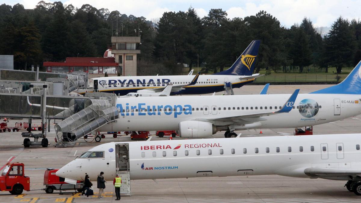 Aviones de Ryanair, Air Europa y Air Nostrum en el aeropuerto de Peinador.