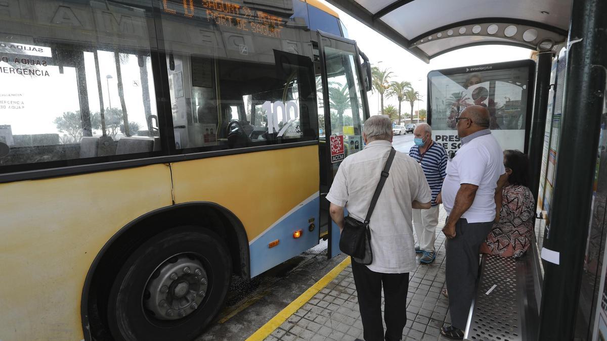 Vecinos, en una parada de autobús.