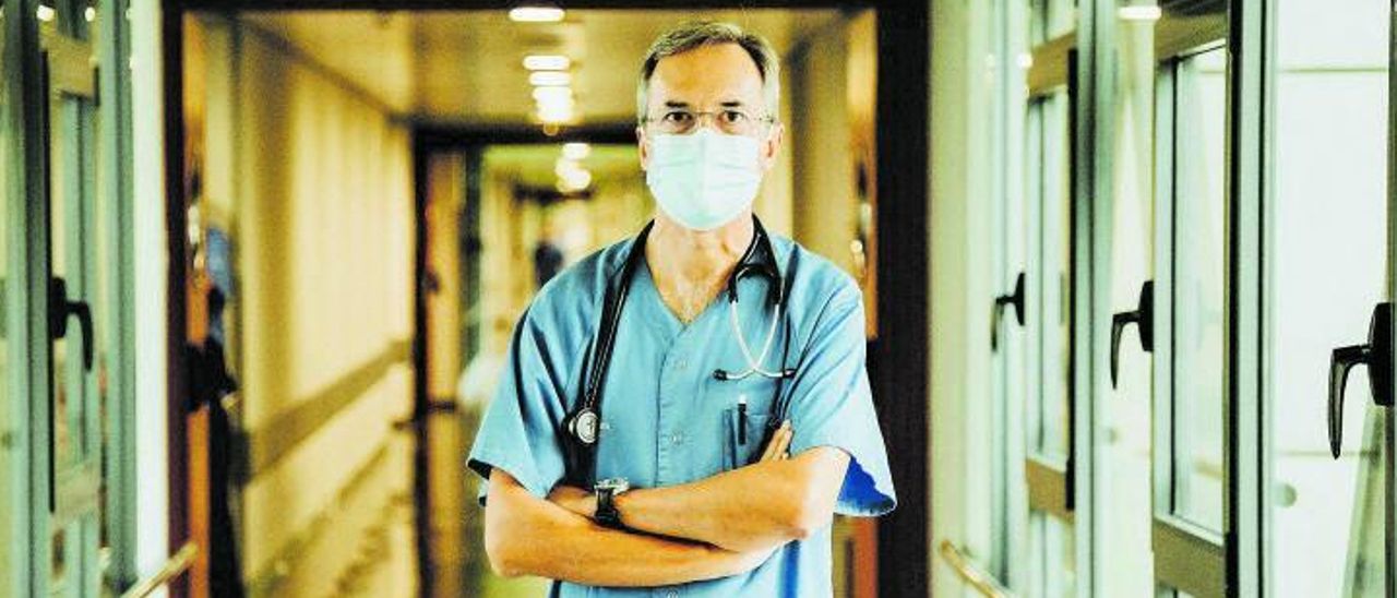 El doctor Comas posa en
uno de los pasillos de
Son Espases. | B. ARZAYUS