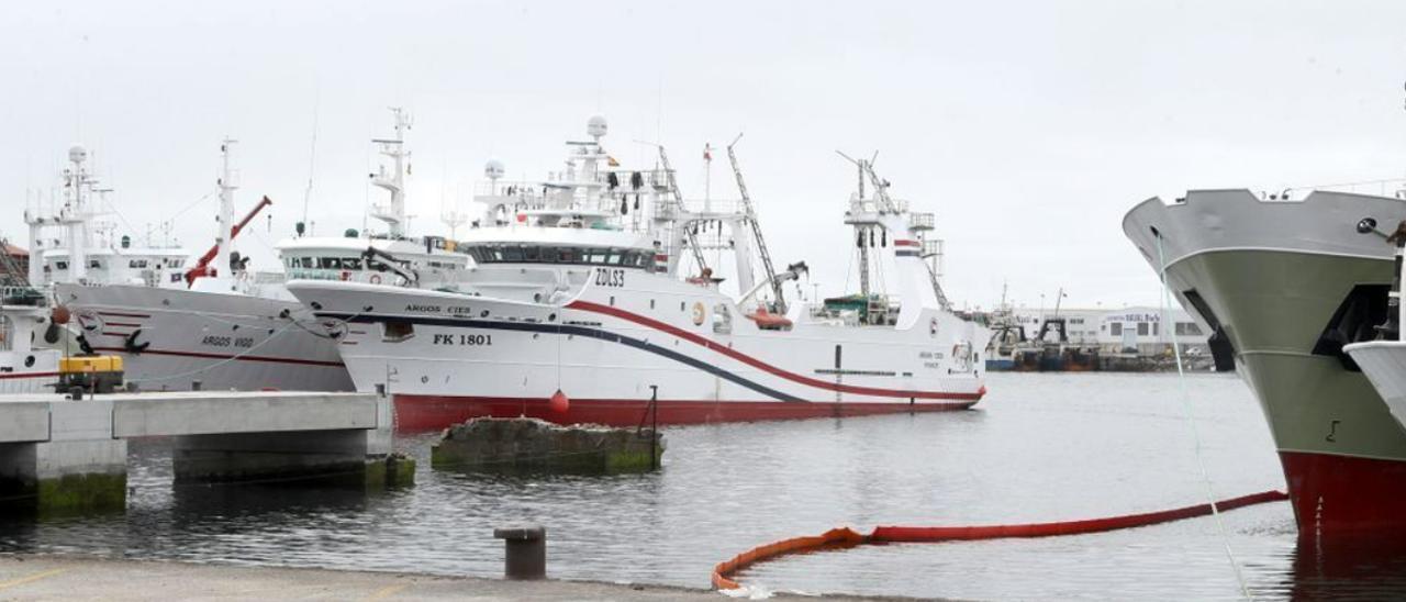 Arrastreros en la zona de Beiramar, Vigo. RICARDO GROBAS