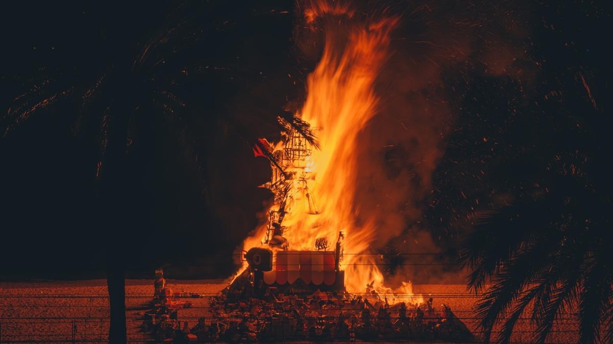 Quema del 'Dimoni' en las Fiestas de Maig de Badalona