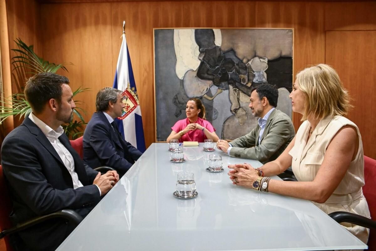 Visita de Felipe Miñambres y Ayoze García al Cabildo de Tenerife