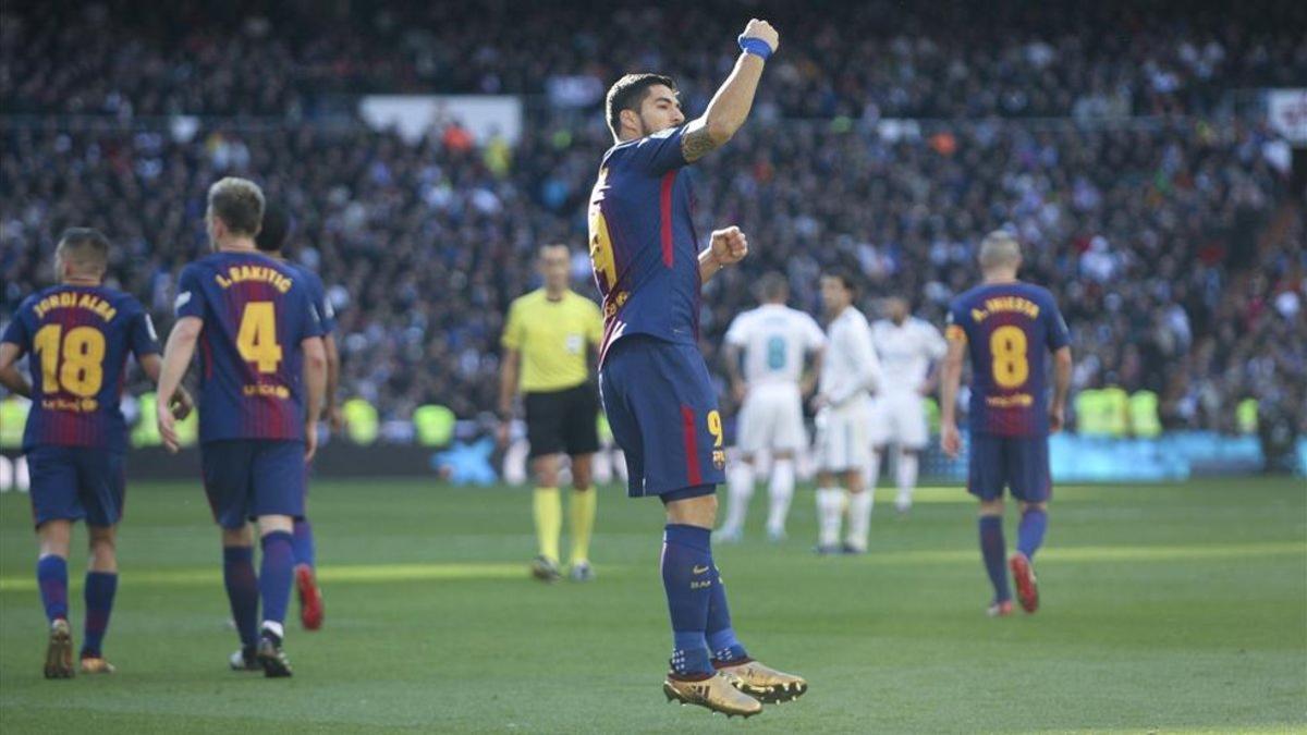 Luis Suárez celebra con rabia un gol marcado al Real Madrid en el Santiago Bernabéu