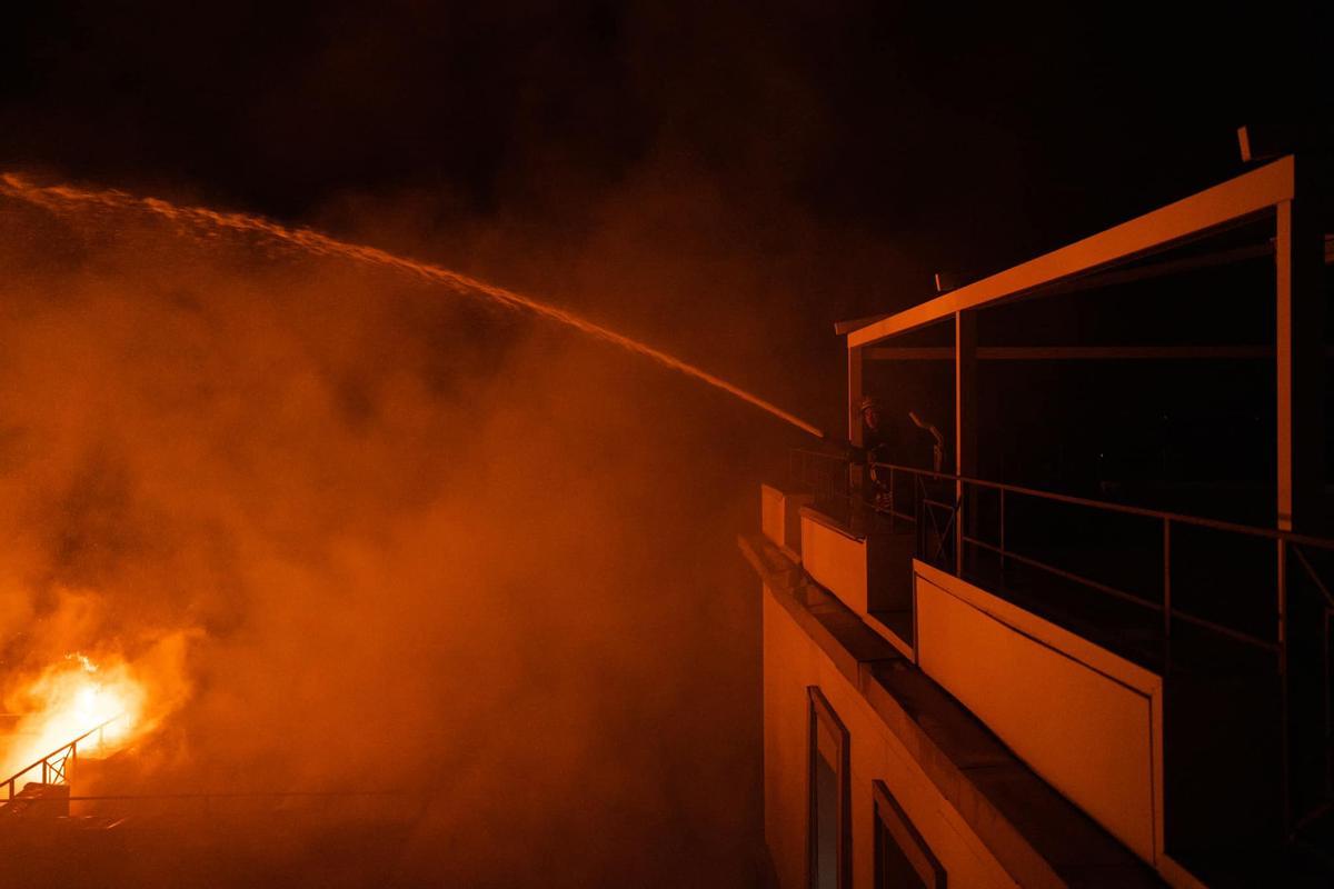 Incendio en un edificio administrativo en Odesa como resultado de un ataque con misiles.