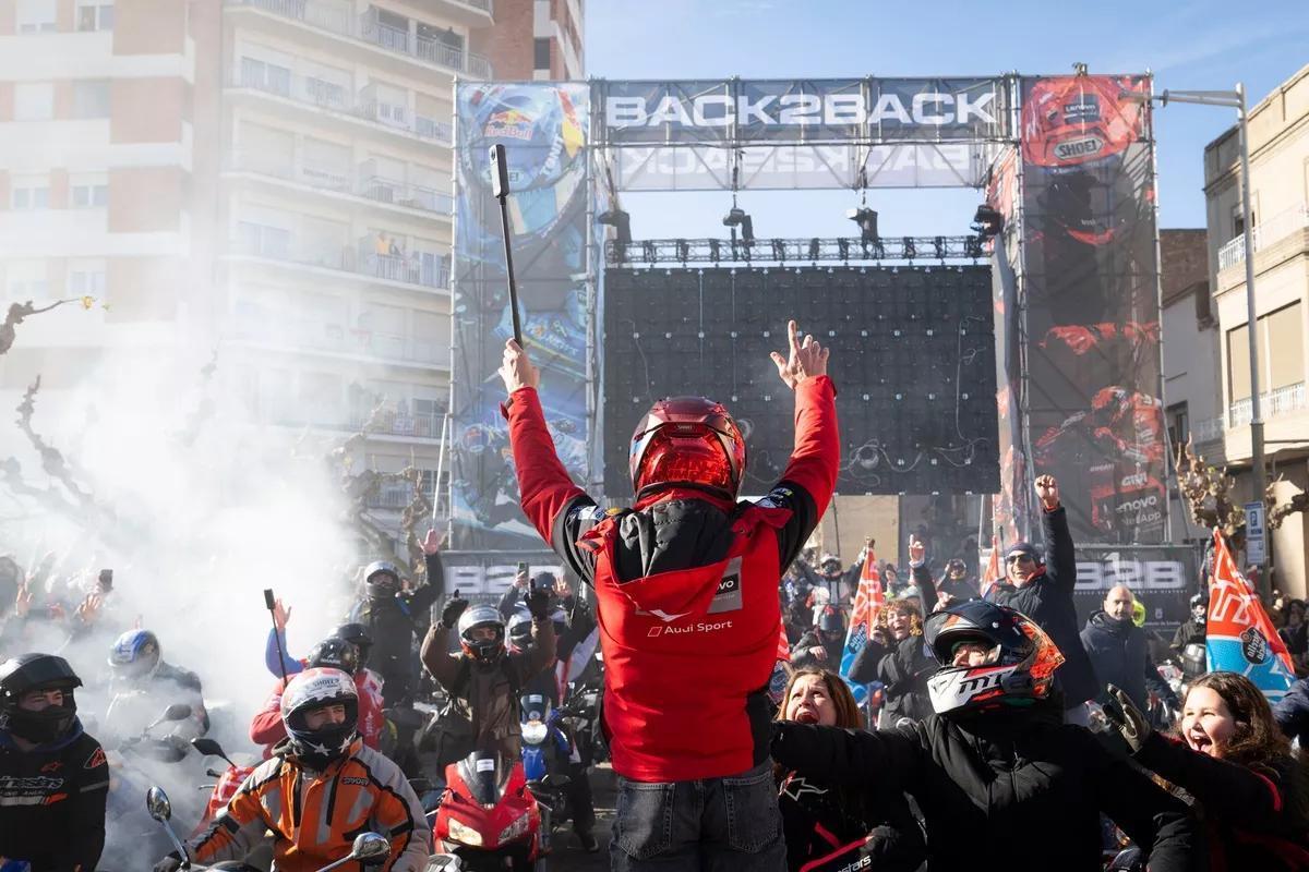 Marc Márquez celebra con los fans su noveno título mundial