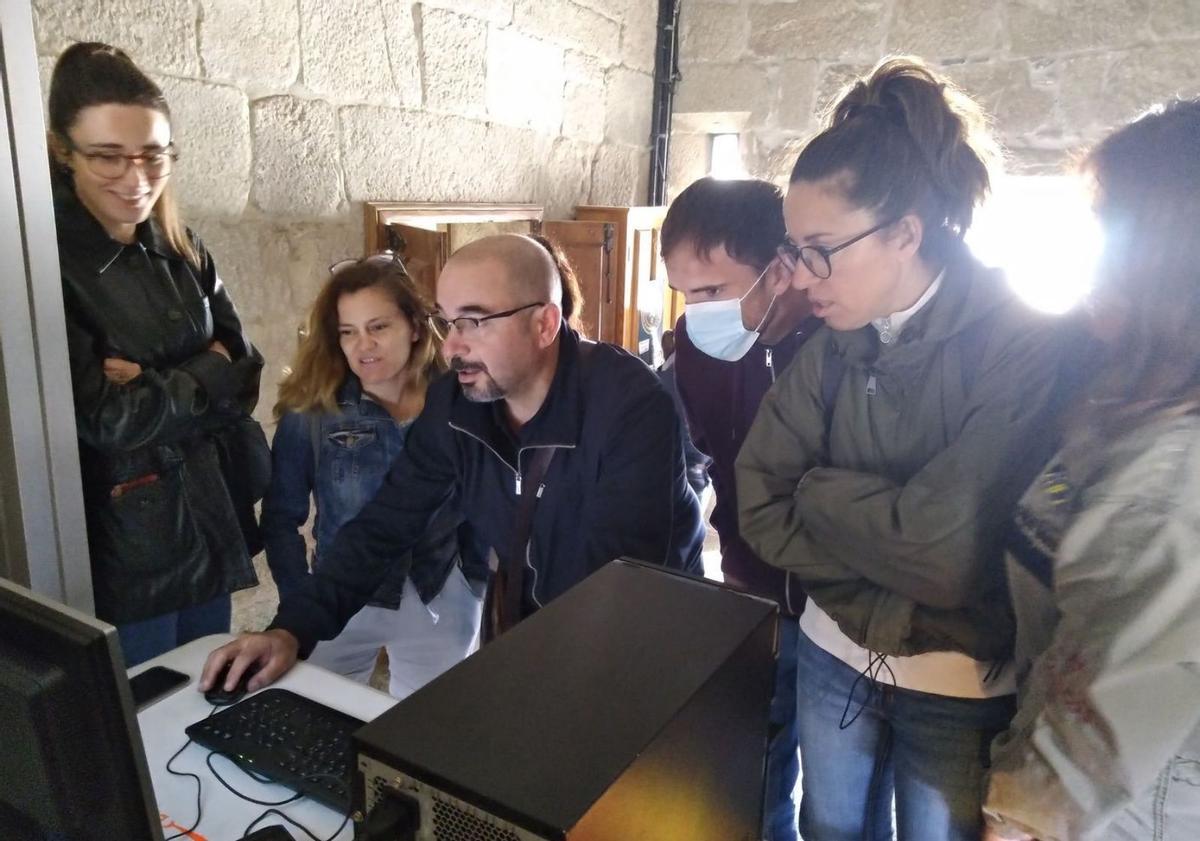 Alumnos y profesores durante el trabajo de escaneo. | // CEDIDA