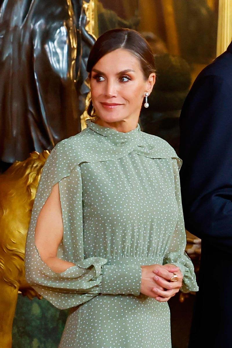 Las manos de la reina Letizia, sin manicura pero con su inseparable anillo de Karen Hallam, el Día de la Hispanidad 2022