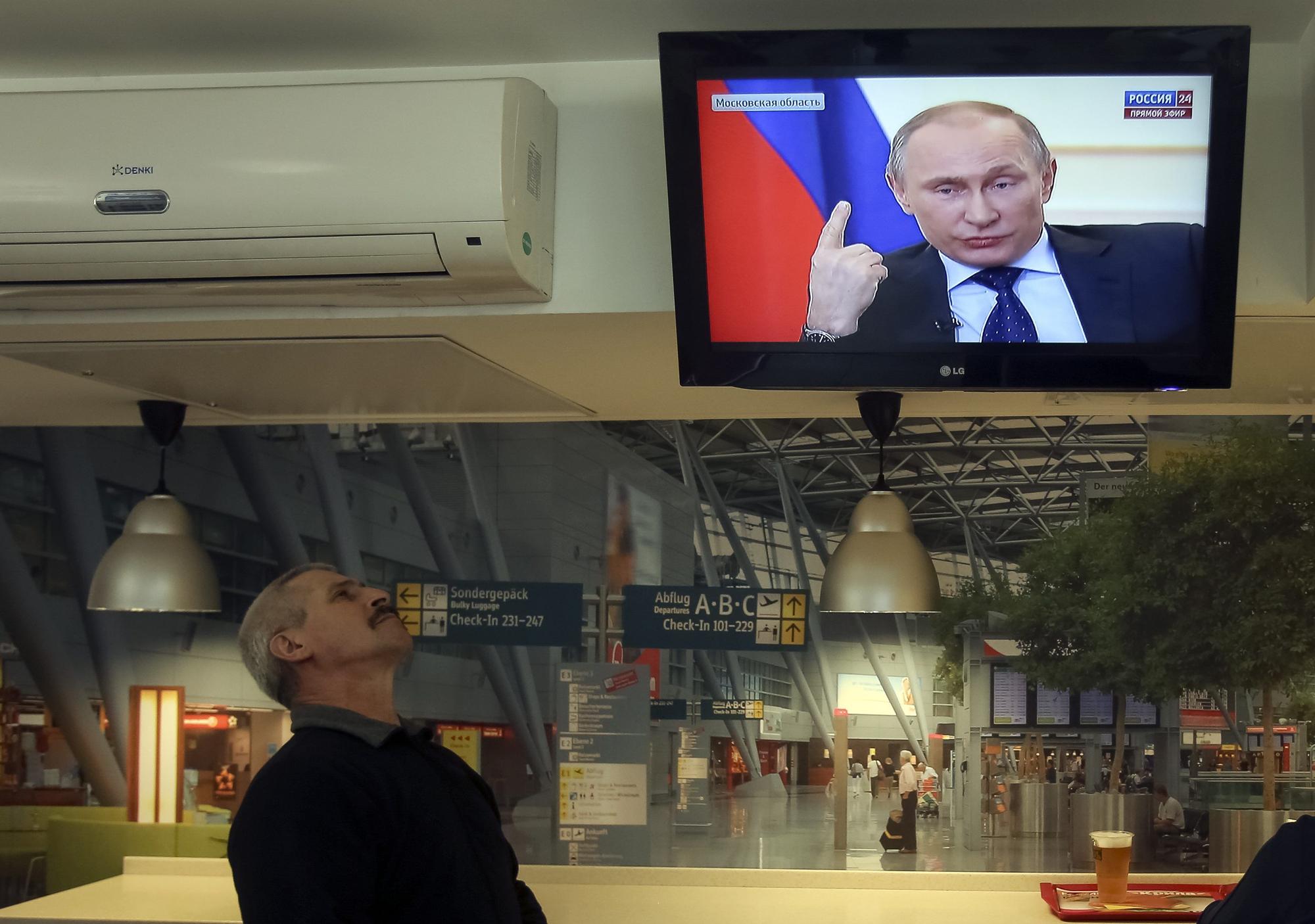 La rueda de prensa del lider ruso, Vladimir Putin, vista desde una cafetería del aeropuerto de Kiev, la capital de Ucrania.