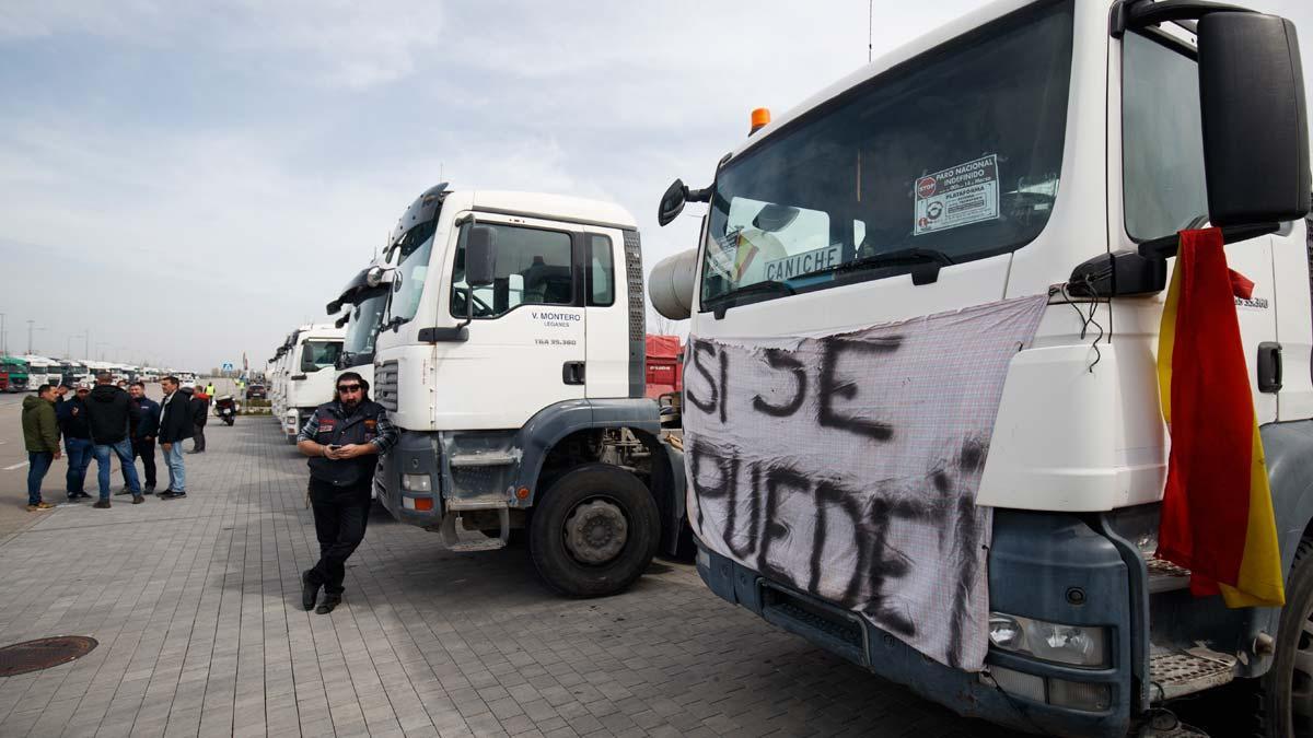 Camioneros en huelga, con sus vehículos parados en el Wanda Metropolitano de Madrid