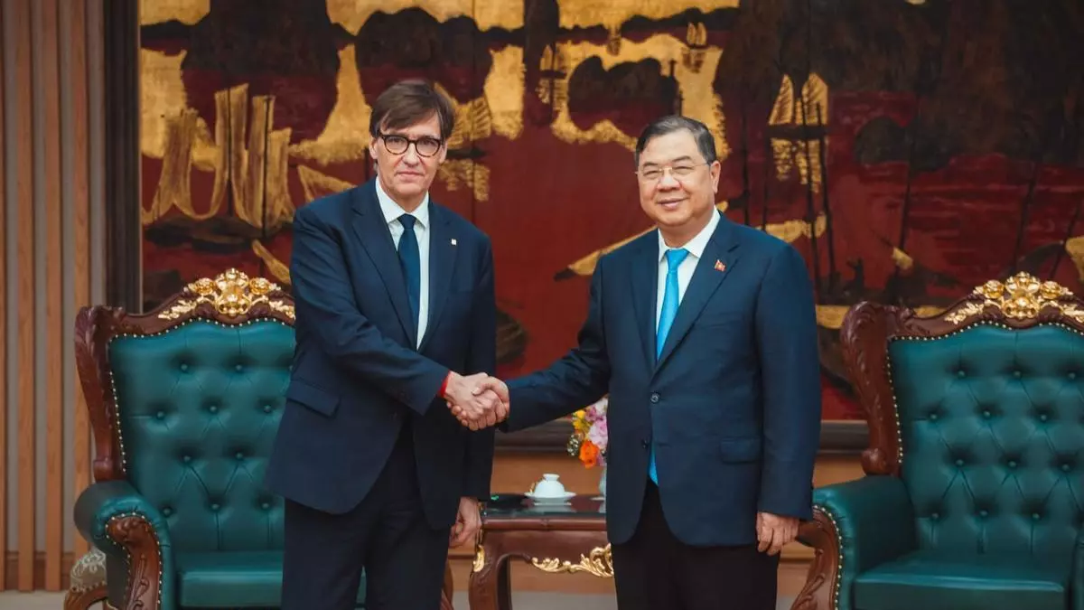 Illa abre en Vietnam nuevas v&iacute;as de cooperaci&oacute;n econ&oacute;mica y futbol&iacute;stica