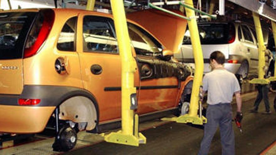 Trabajadores de la planta zaragozana de General Motors en Figueruelas.