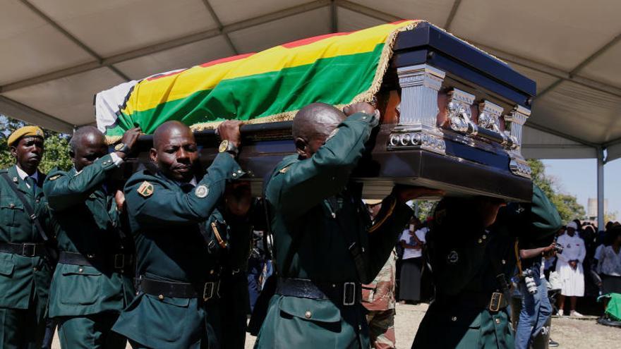 El cuerpo de Mugabe es enterrado en su aldea natal en Zimbabue