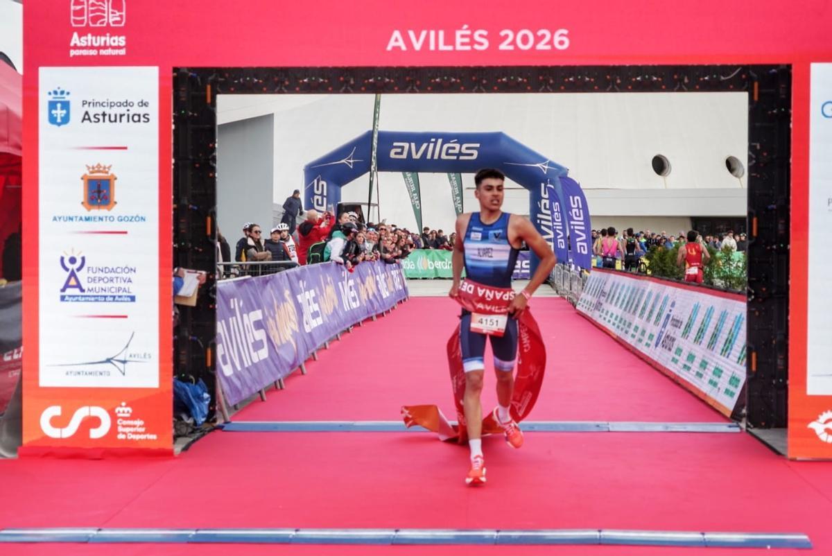 Jonay Álvarez cruza la meta como campeón de España junior de duatlón sprint.