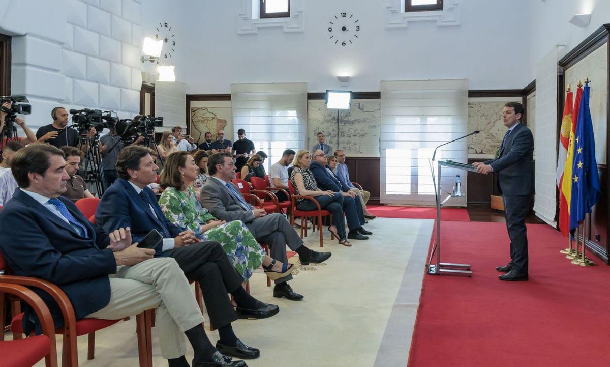 Isabel Blanco, en primera fila, escucha cómo Mañueco pronuncia su nombre para la vicepresidencia. | JCyL