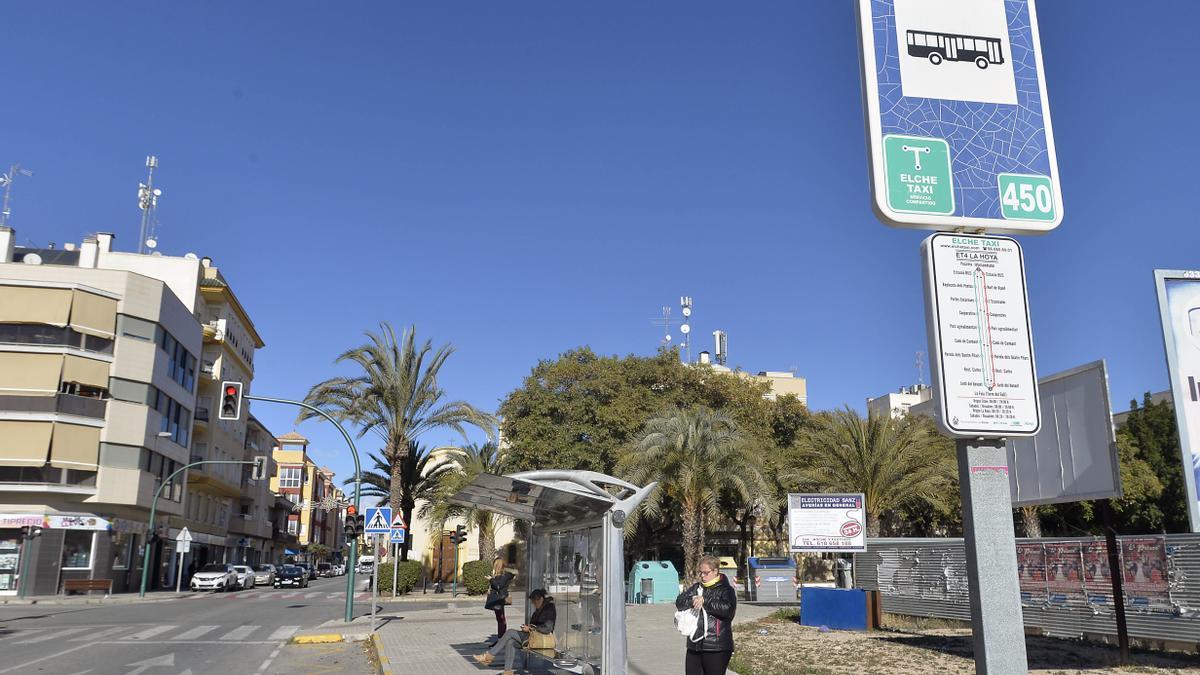 Una parada de autobús de la pedanía de La Hoya, en imagen de archivo.