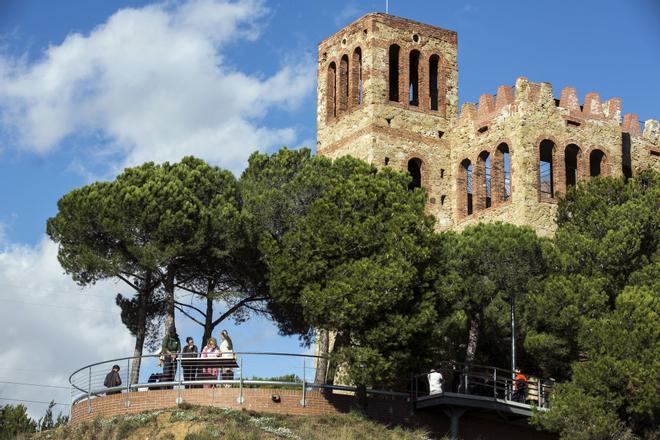 Alumnos de una escuela de Barcelona crean una ruta al castillo de Torre Baró para invidentes