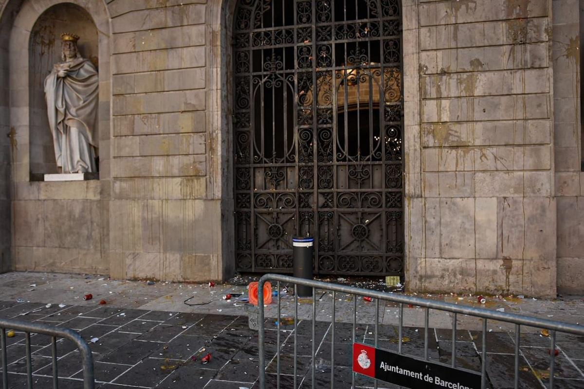 Aspecto del Palau de la Generalitat tras la manifestación contra la orden de la Generalitat que cierra bares y restaurantes durante 15 días en Catalunya.