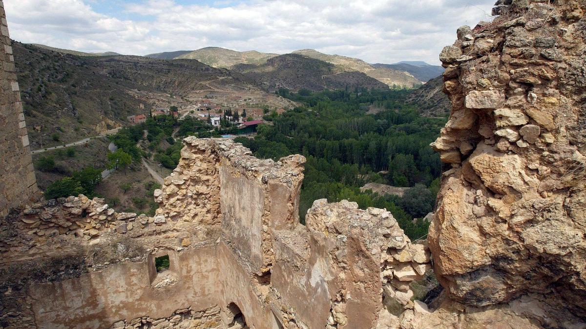 Restos del castillo desde donde se controla el valle.