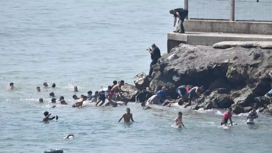 Cientos de personas cruzan a nado a Ceuta desde Marruecos