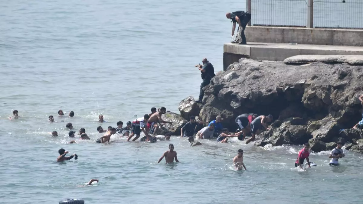 España y Marruecos acuerdan la entrega de quienes han entrado ilegalmente a nado a Ceuta