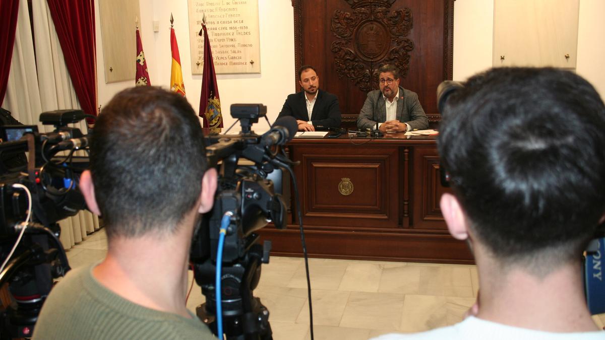 El exvicealcalde, Francisco Morales, junto al secretario regional de Comunicación de Ciudadanos, David Sánchez, durante la comparecencia tras ser cesado por el alcalde.