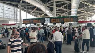 “Vamos a alquilar un coche para volver a Madrid porque no sabemos cuándo funcionará el tren”