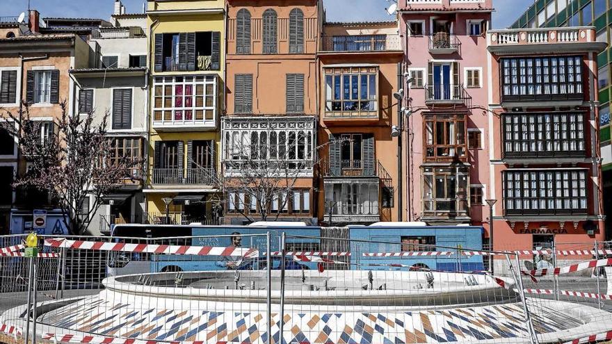 La plaza de la Reina ya cuenta con un anillo de colores, obra póstuma de Federico Climent.