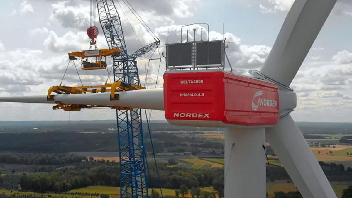 Un aerogenerador fabricado por Nordex, en fase de montaje.