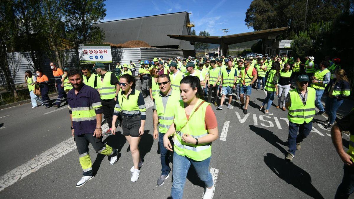 Trabajadores de Ence reconocen el apoyo del Puerto con una marcha hasta Marín