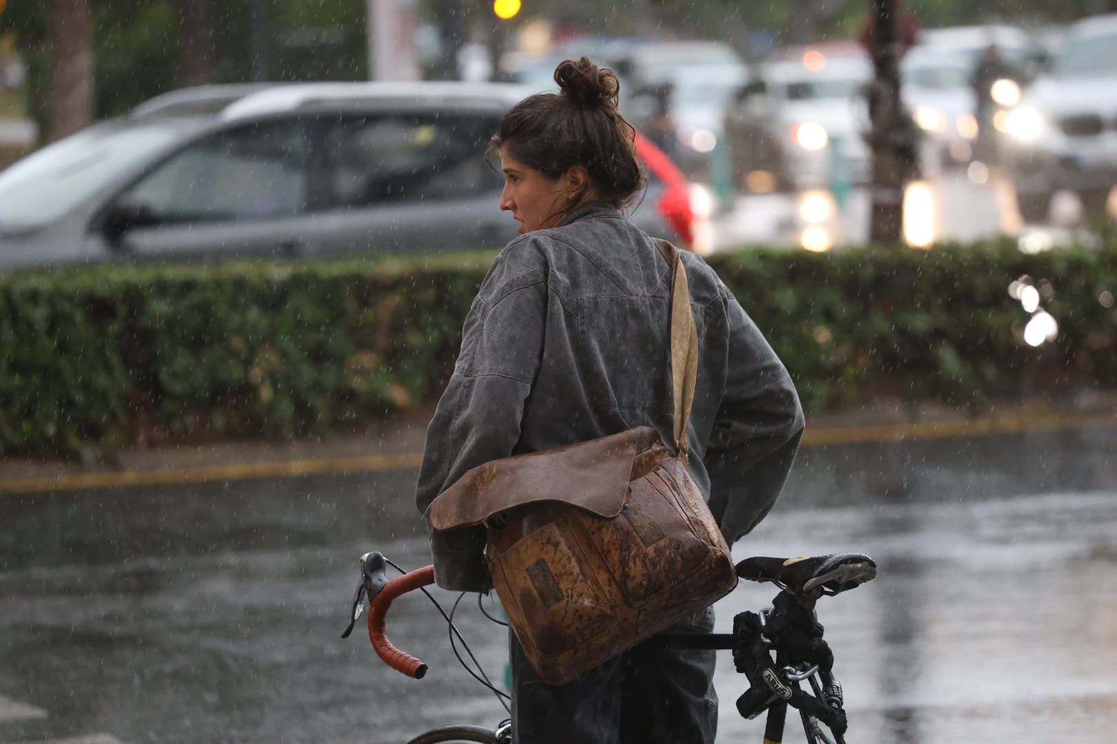 La lluvia descarga con fuerza en València