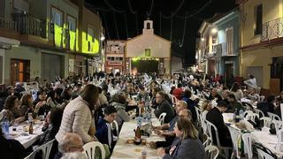 La cena de 'tombet de bou' de Sant Vicent reúne a 1.500 vecinos en la Vall