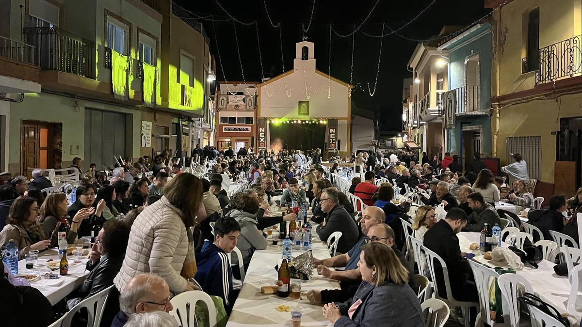 La placeta de Sant Vicent se llenó de vecinos dispuestos a disfrutar de la primera cita gastronómica de las fiestas.