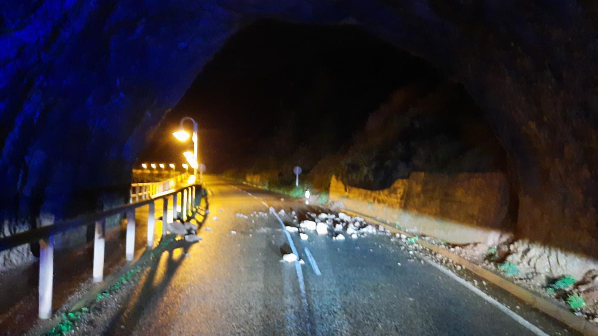 Piedras en la carretera al faro.