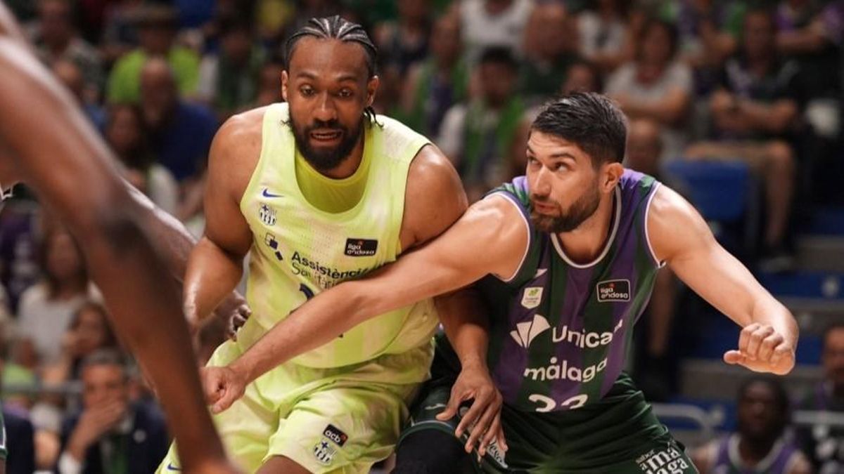 Jabari Parker, el jugador del Barça. intenta superar a Killian Tillie, de Unicaja, en el Martín Carpena de Málaga.
