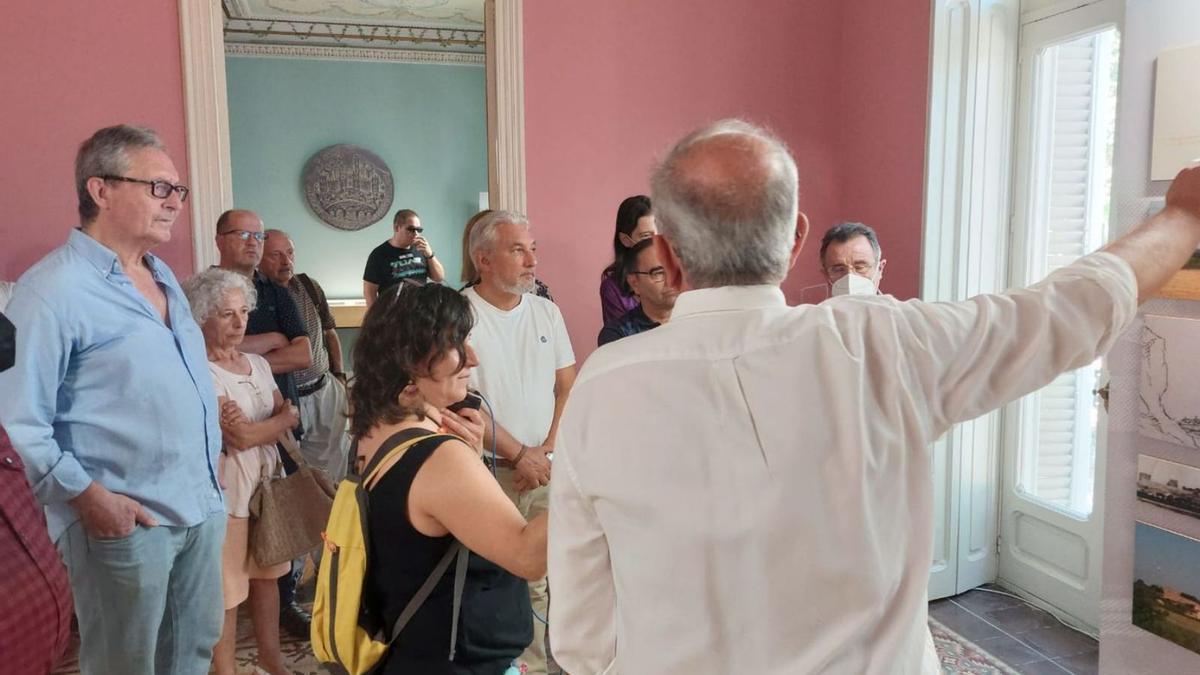 Fernando Regueras, explicando una de las partes de la exposición.| C. G. R.