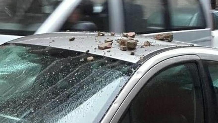 Los desprendimientos de una fachada dañan un coche en València