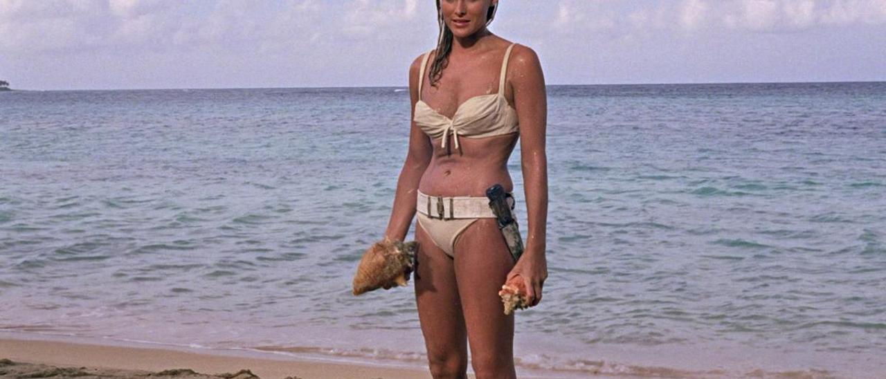 La actriz Ursula Andress, la primera ’cha Bond’, en ’Agente 007 contra el Doctor No’ (1962).